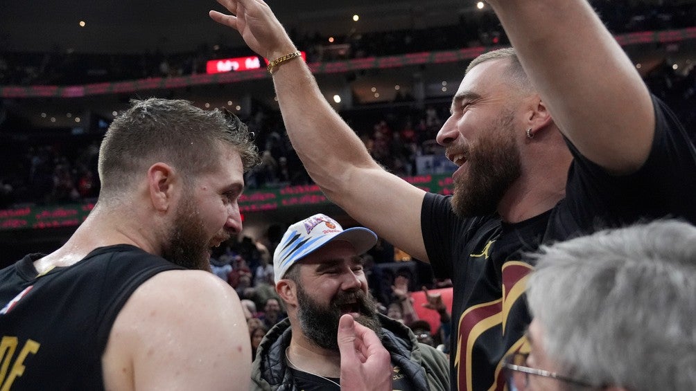 Los hermanos Kelce durante el partido