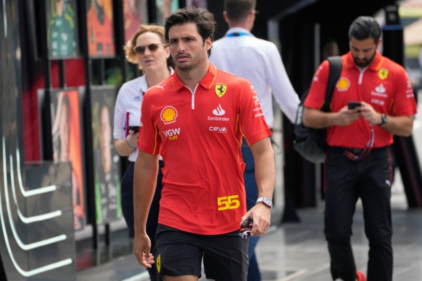 Carlos Sainz abandonó el paddock en Jeddah