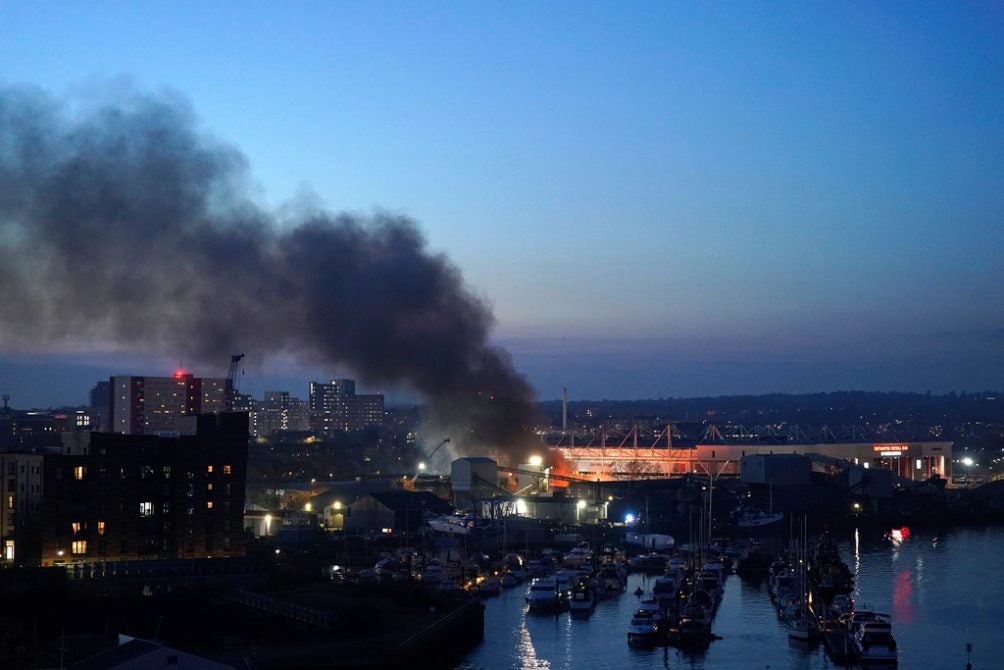 El incendio se originó en una fábrica frente al estadio del Southampton