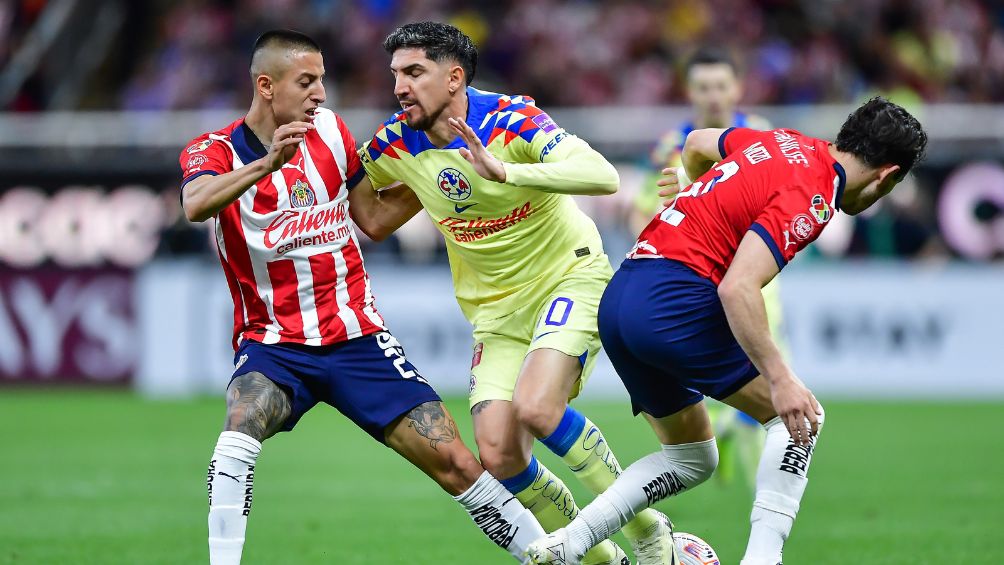 Diego Valdés disputando un balón en el Clásico Nacional