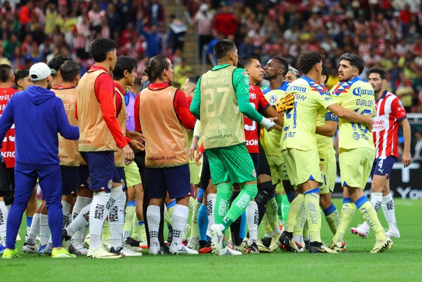 Conato de bronca entre Chivas y América en el Akron