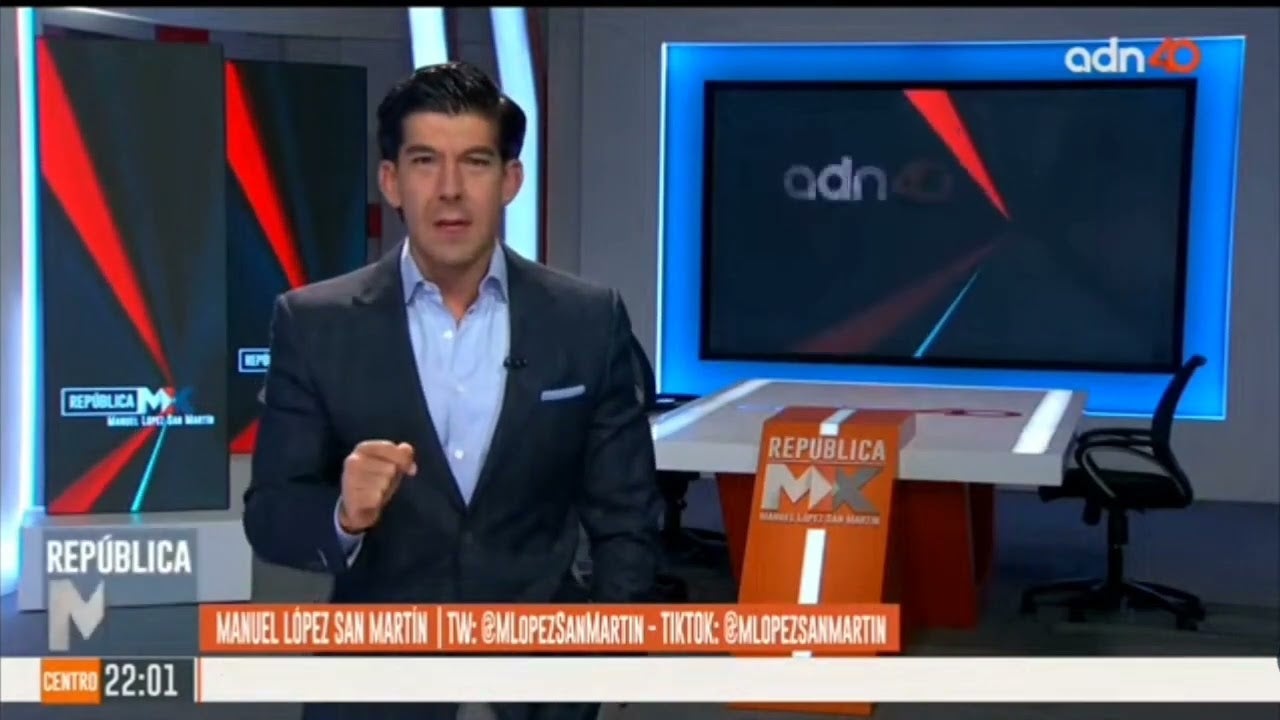 Manuel López San Martín en su noticieron en ADN40