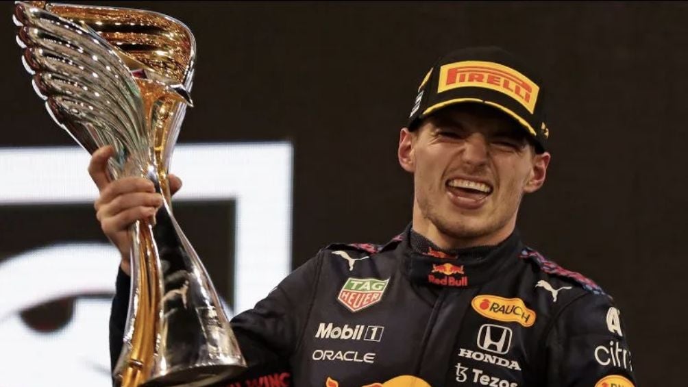 Verstappen celebra la victoria en Yas Marina