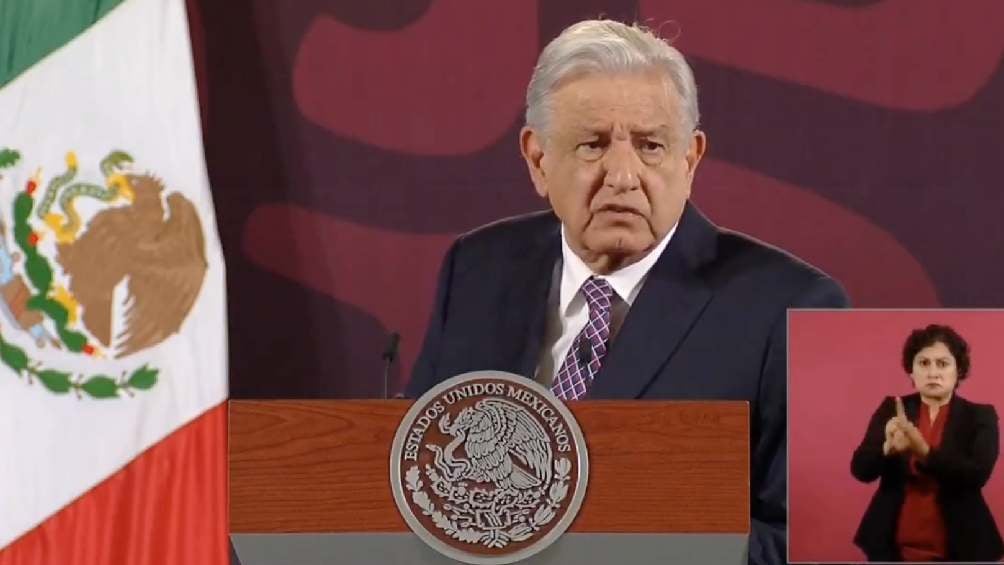 Mientras se daba el portazo, AMLO ofrecía su mañanera al interior. 