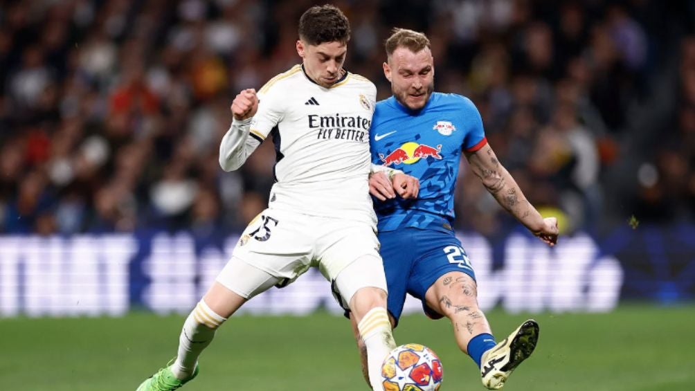 Fede Valverde disputando el balón