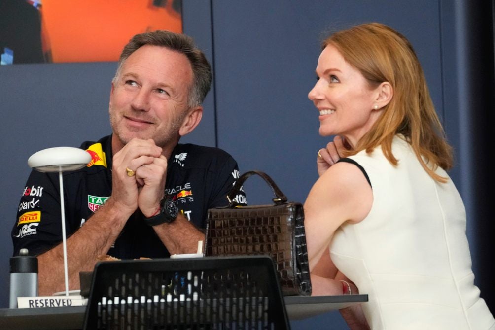 Horner y su esposa Geri Halliwell en Bahréin