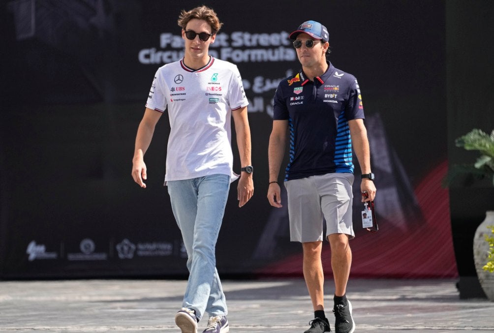 Russell y Checo Pérez en el paddock Arabia Saudita