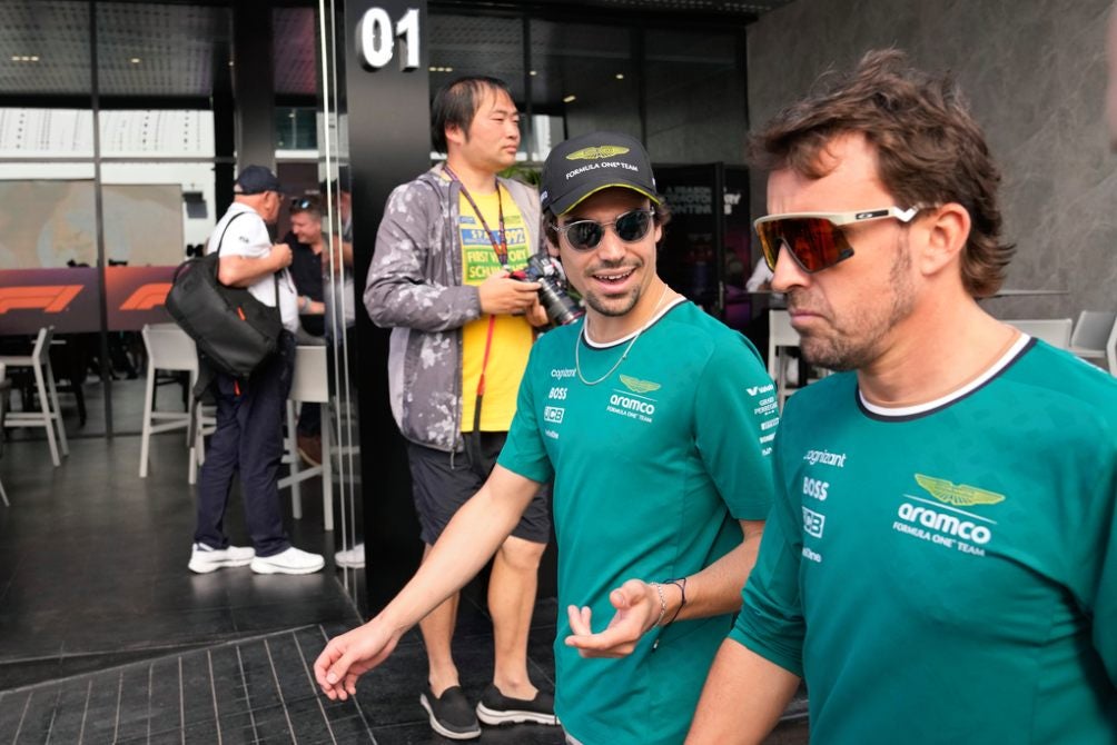 Fernando Alonso con Stroll en el paddock