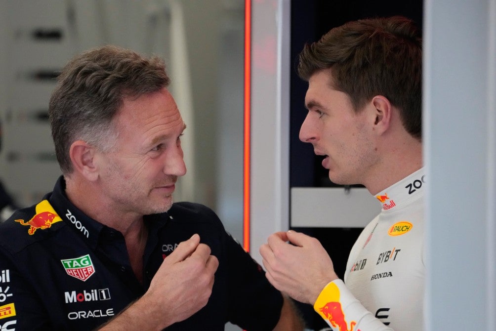 Christian Horner y Verstappen durante las prácticas en Jeddah 