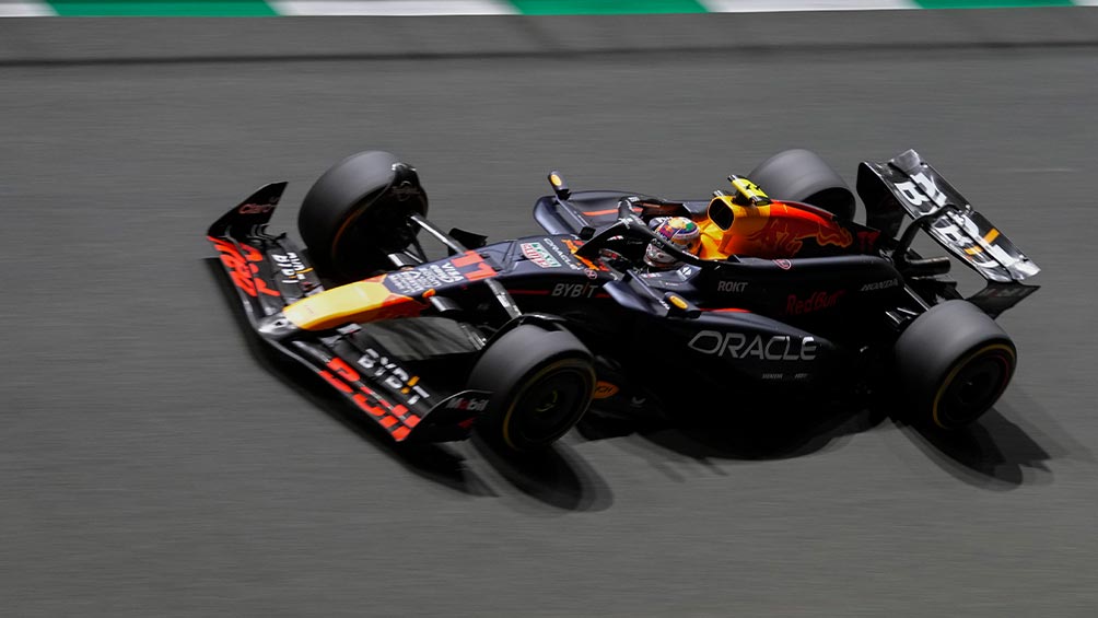 Checo Pérez, en la pista del Gran Premio de Arabia Saudita