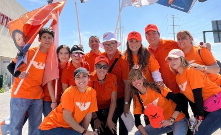 El actor acompaña a su esposa durante la campaña. 