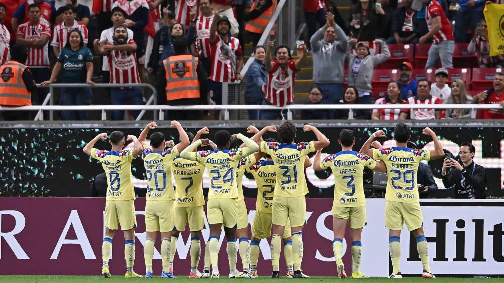 Festejo del tercer gol a la afición de Chivas