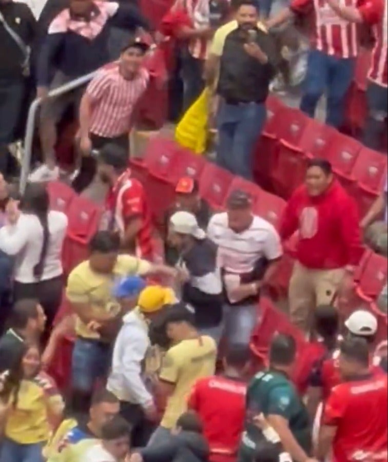 Pelea entre seguidores de Chivas con americanistas