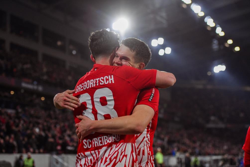 Los jugadores de Freiburg en el festejo del gol