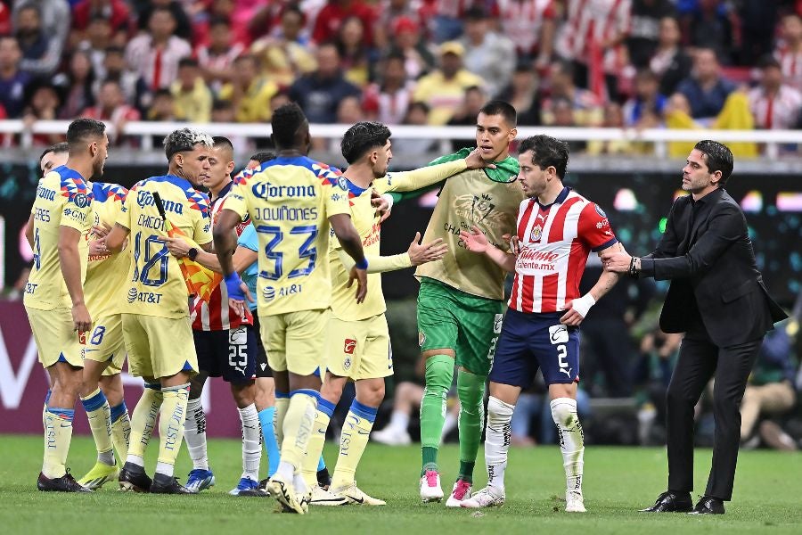 El Clásico Nacional tuvo pelea en la cancha y fuera de ella