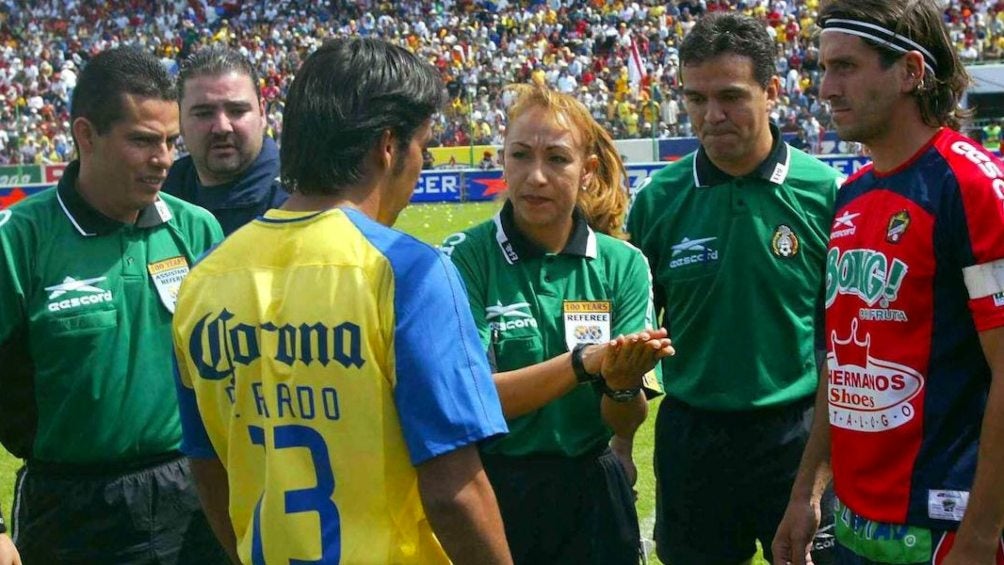 Virginia Tovar, primer mujer en pitar un duelo de primera división