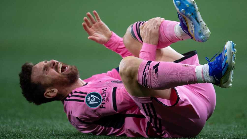 ¡Casi lo rompen! Durísima entrada sobre Lionel Messi en la Concacaf Champions Cup