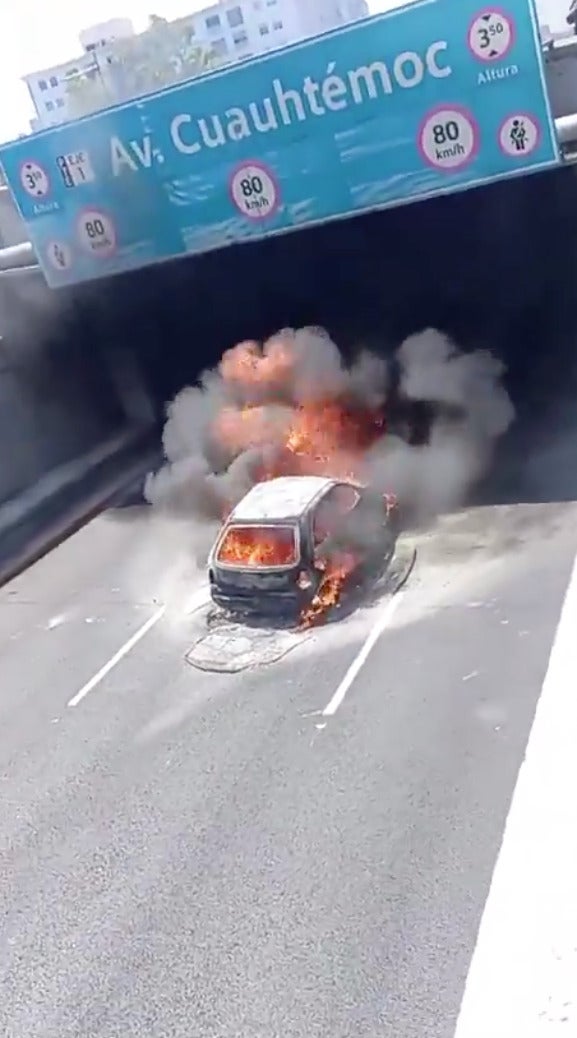 Una falla eléctrica hizo que el auto se consumiera en llamas.