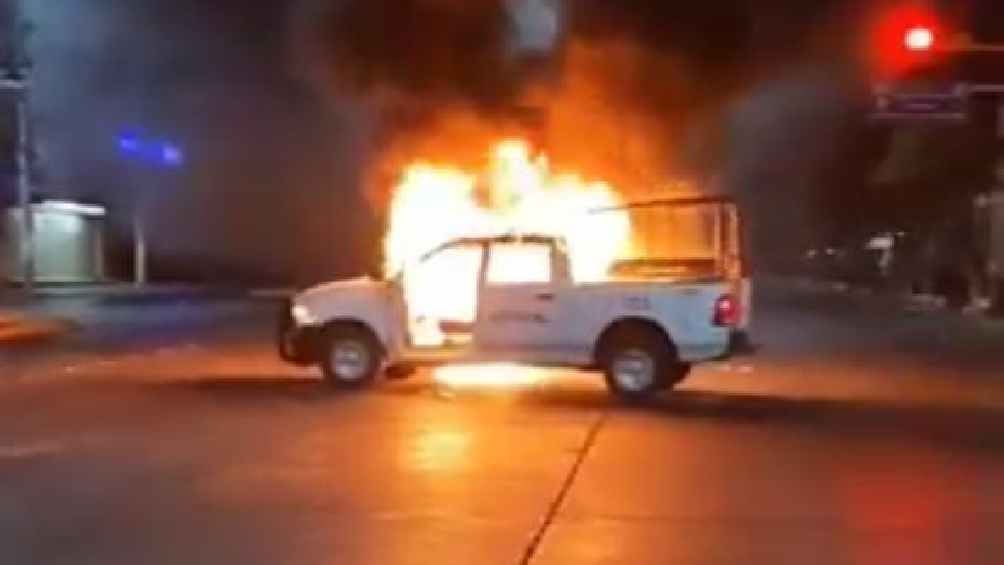 Una patrulla fue quemada en protesta por la muerte de un normalista.