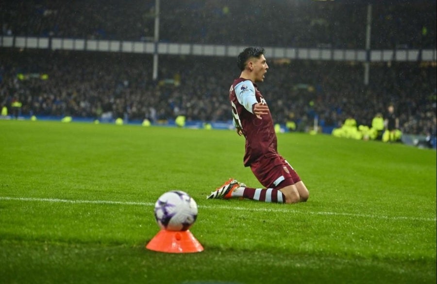 Edson Álvarez festejando su 1er gol en Premier League