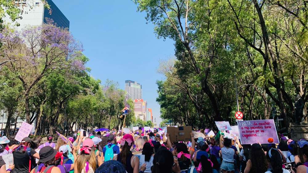 Paseo de la Reforma se empieza pintar de morado.