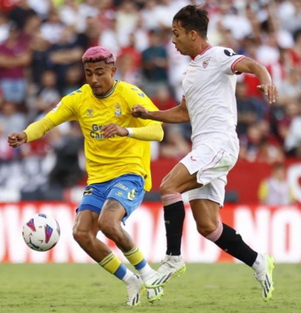 Araujo en duelo contra Sevilla