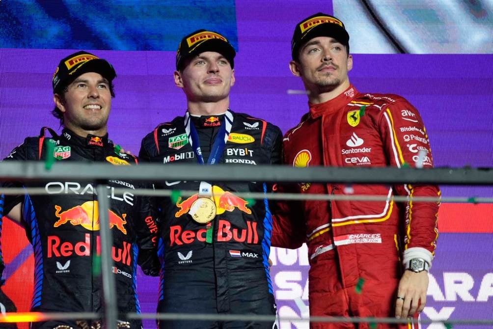 Checo con Verstappen y Leclerc en el podio en Jeddah