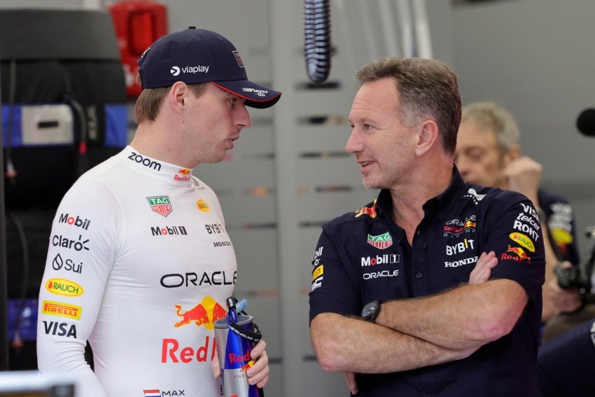 Horner y Max hablando en el Gran Premio de Bahréin 