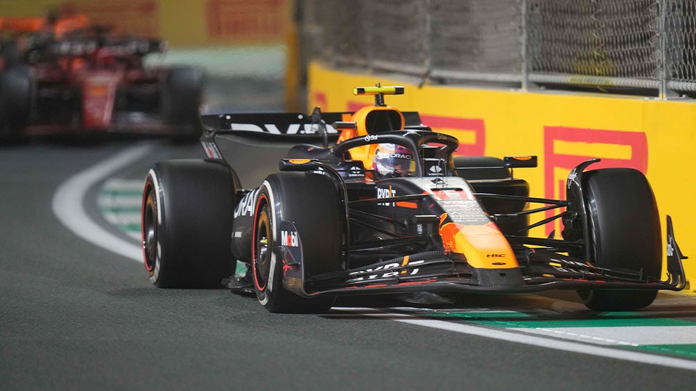 Checo Pérez, en la pista de Jeddah, durante el Gran Premio de Arabia Saudita