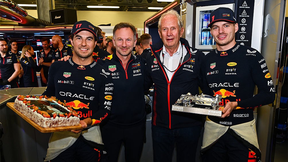 Checo Pérez, Christian Horner, Helmut Marko y Max Verstappen