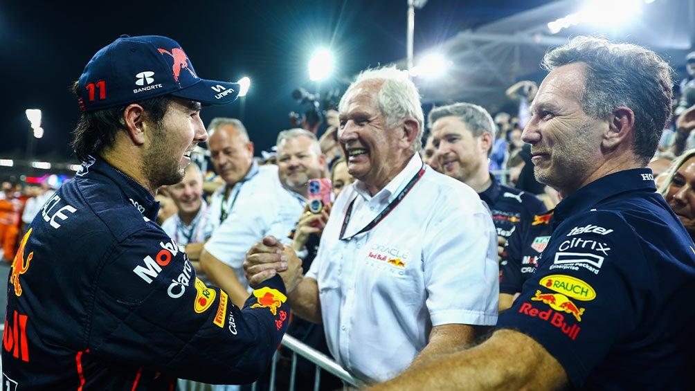 Checo celebra con las dos cabezas de la escudería austriaca