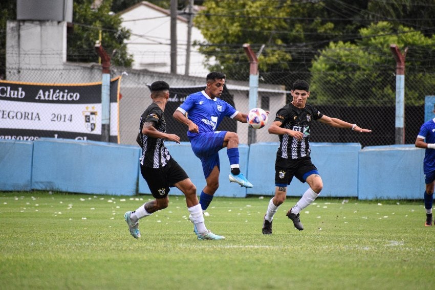 Alexis fue quien chocó contra el guardameta 