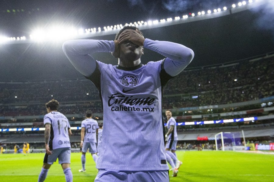 Javairo Dilrosun festejando su gol ante Tigres