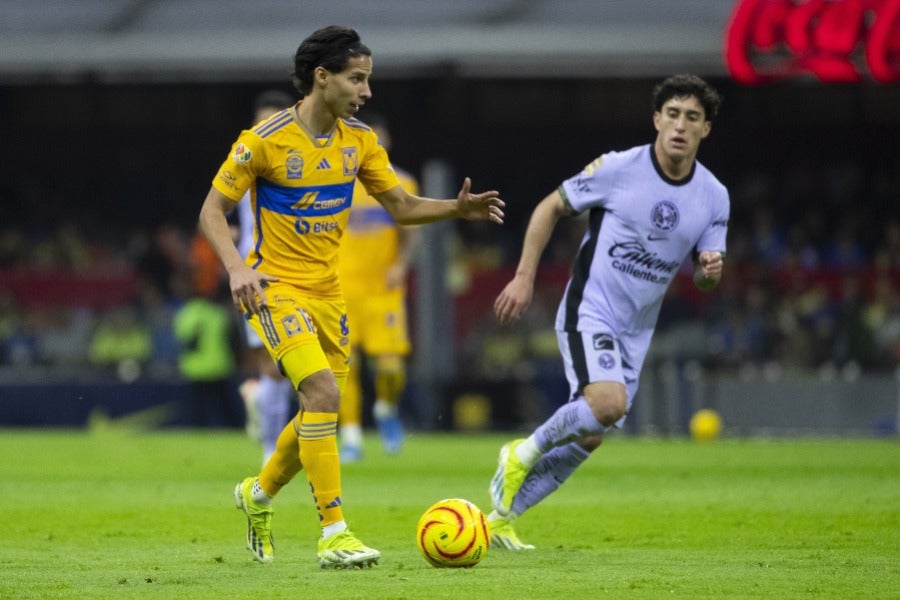 Diego Lainez contra América en el Estadio Azteca