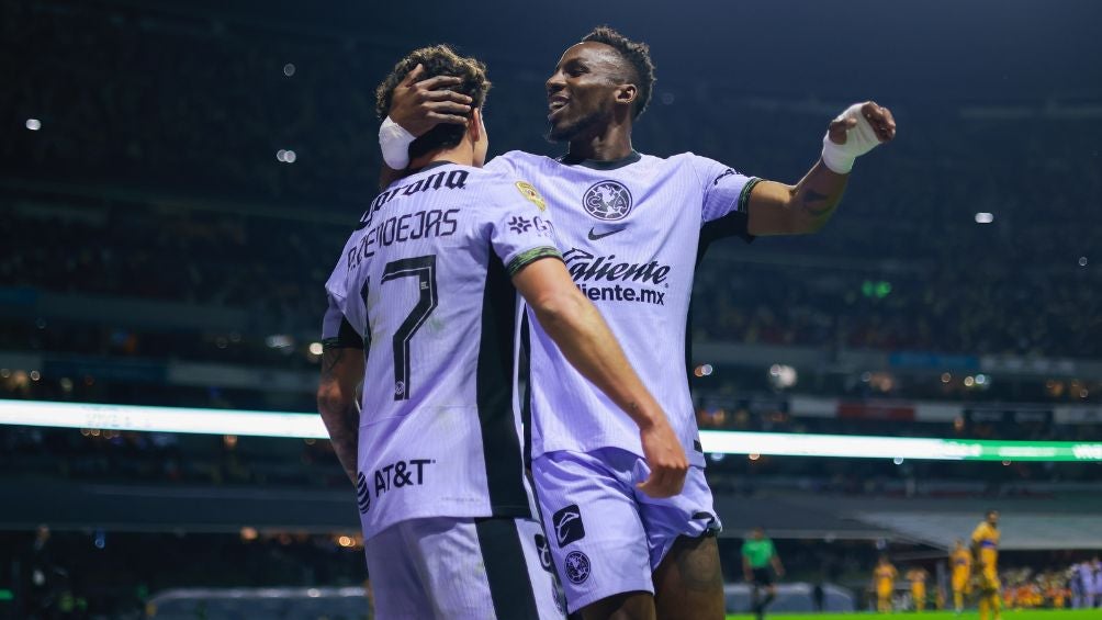 Quiñones celebra con Zendejas el segundo gol