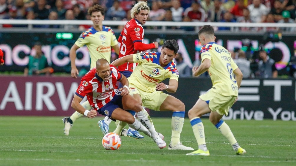 Chicharito ya perdió su primer clásico en su regreso a Chivas