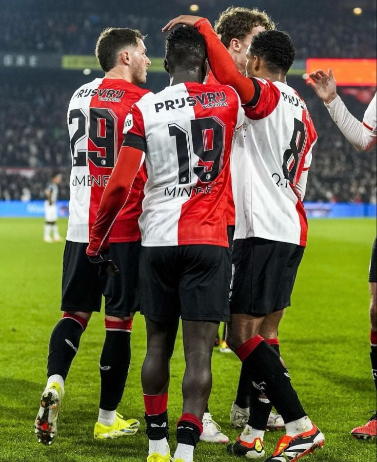 Santiago Giménez puso el 2-0 ante Heracles