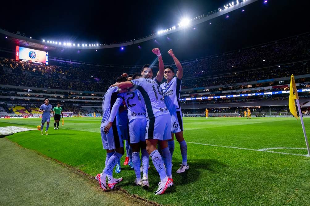 Jugadores de América en festejo ante Tigres