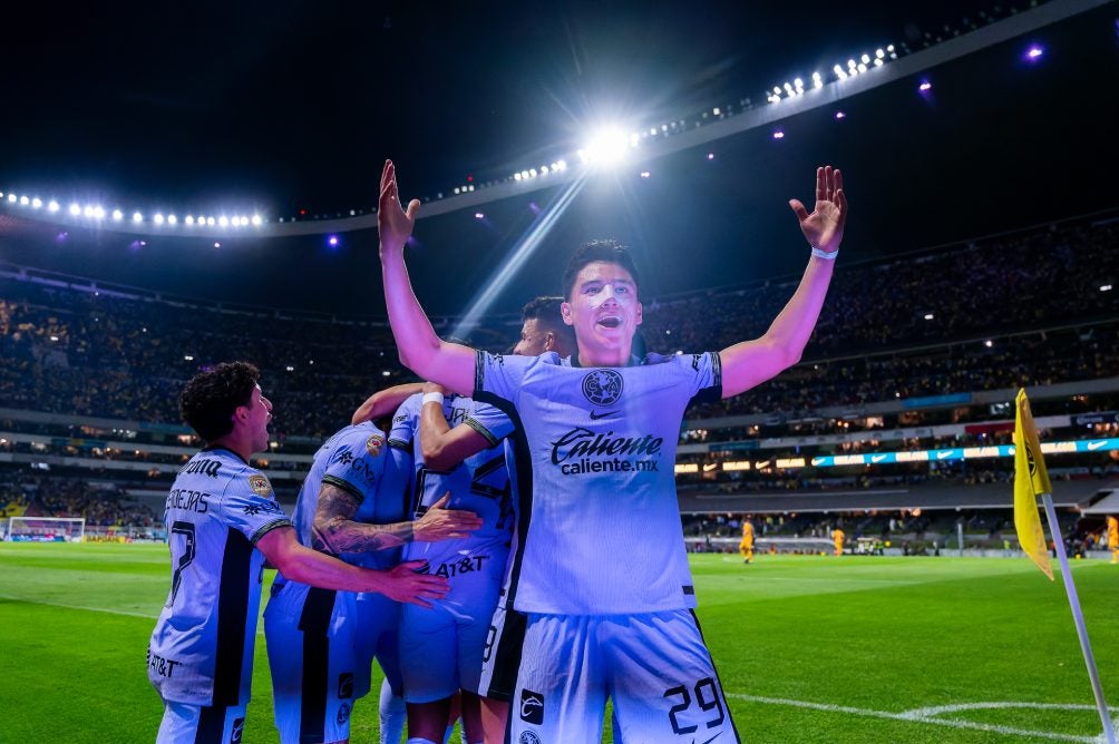 Jugadores de América celebran ante Tigres