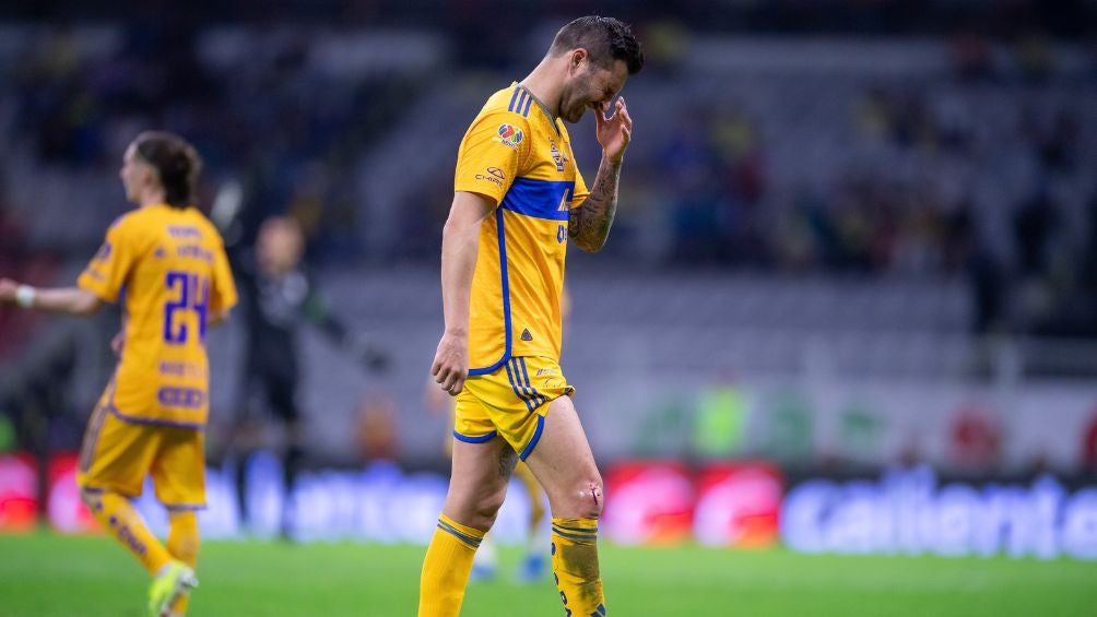 Gignac en lamento en el partido de Tigres