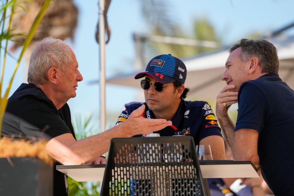 Horner con Helmut Marko y Checo Pérez en Bahréin