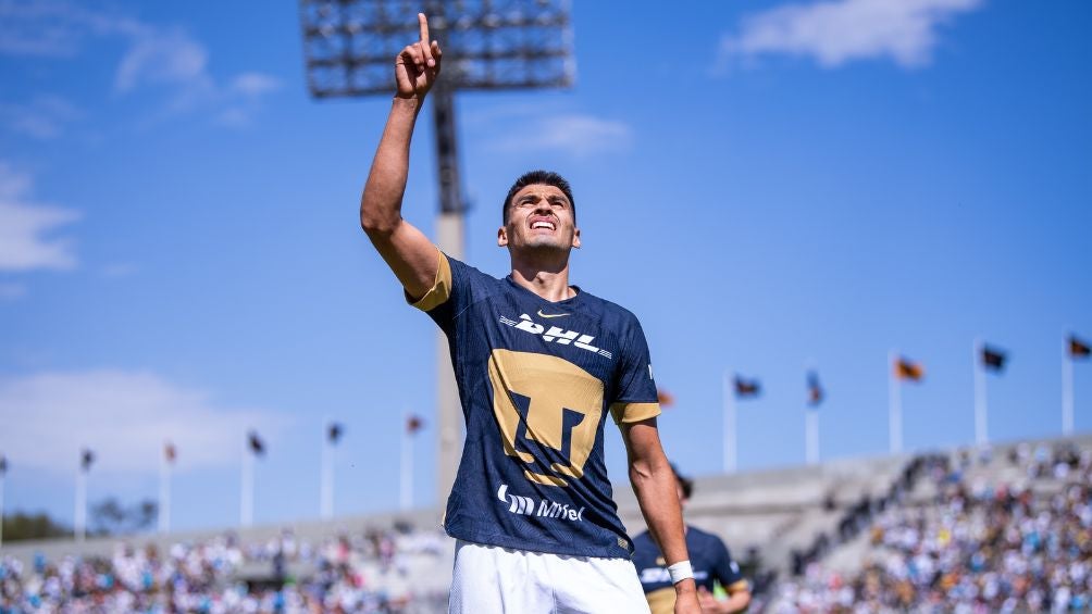 Memo celebra un gol con los Pumas