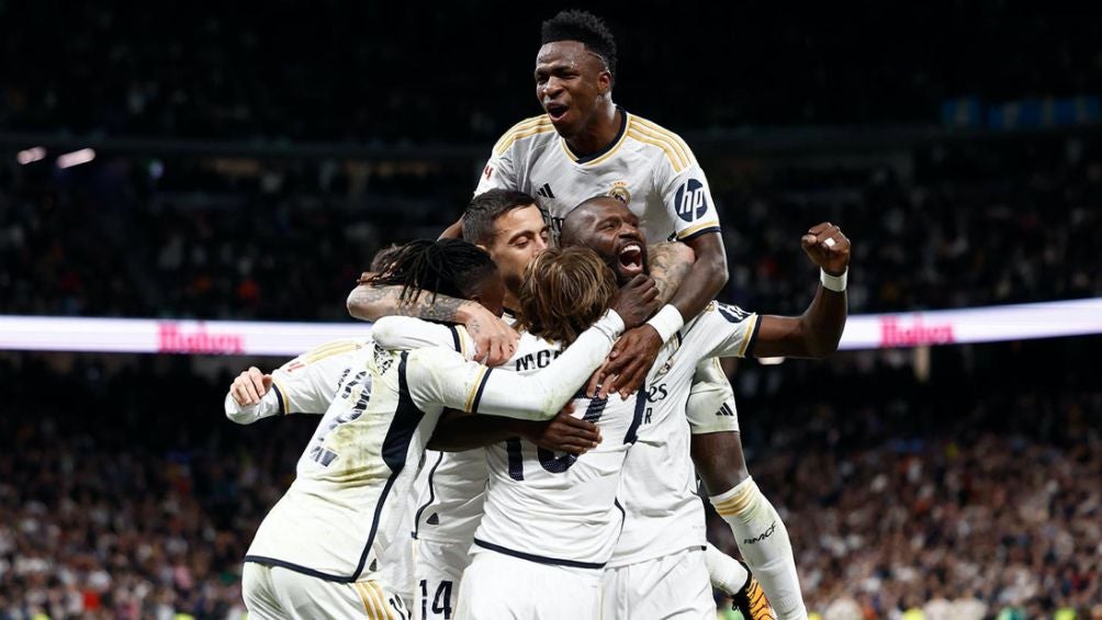 El Real Madrid celebrando el triunfo en el Bernabéu