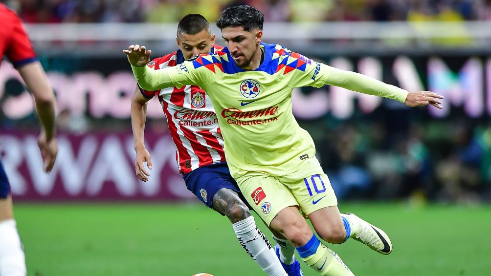 Diego Valdés disputando un balón ante Chivas