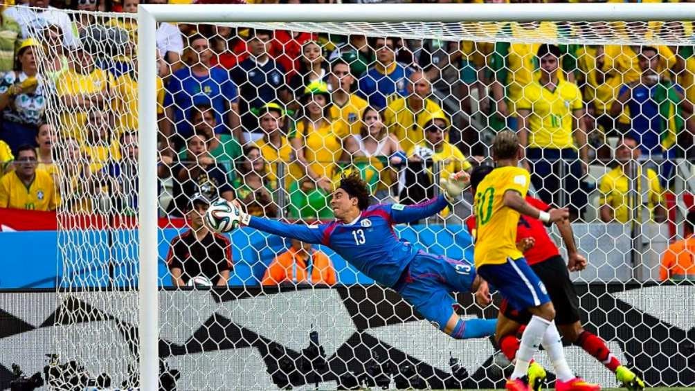 Guillermo Ochoa mejora su rendimiento en los Mundiales