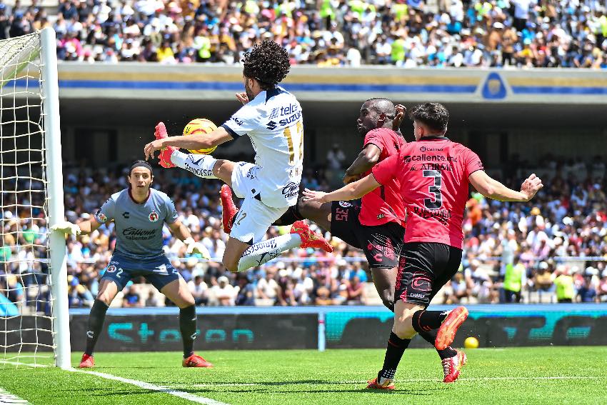 Pumas empató a tres goles ante Xolos