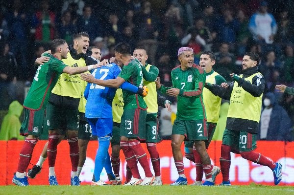 Jugadores de México celebran un gol