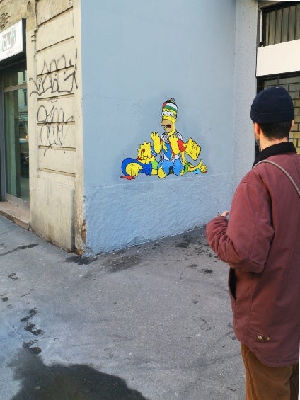 Los turistas observan el mural. 