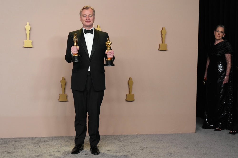  Christopher Nolan fue el gran ganador de la noche en los Oscar.