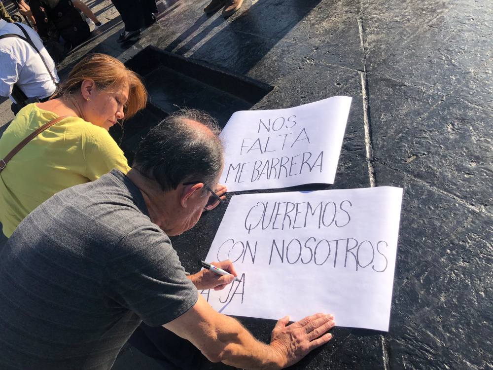 Las pancartas de apoyo estuvieron presentes en el protesta pública.